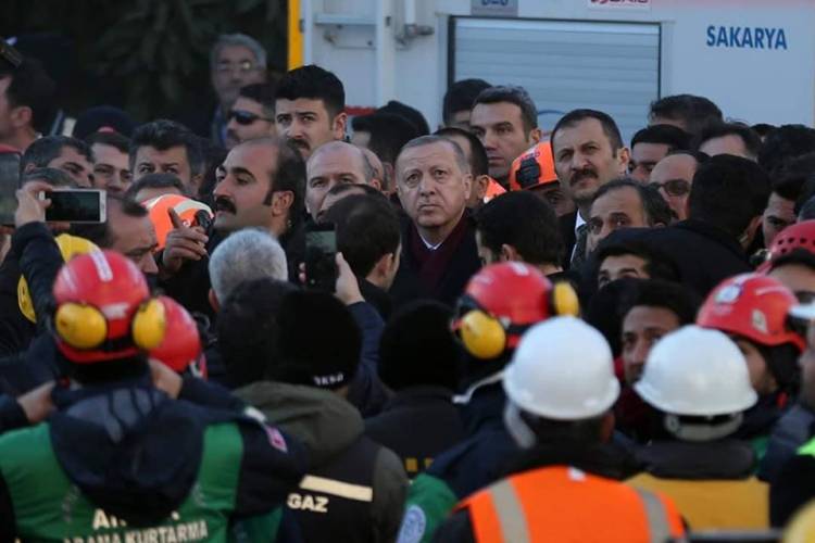 Cumhurbaşkanı Recep Tayyip Erdoğan 6.8’lik depremin ardından Elazığ’da 