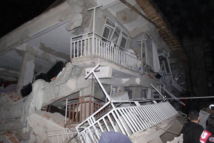 Cumhurbaşkanı Recep Tayyip Erdoğan 6.8’lik depremin ardından Elazığ’da 